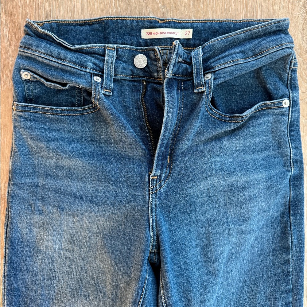 Levi’s 725 High Rise Bootcut Jean 27